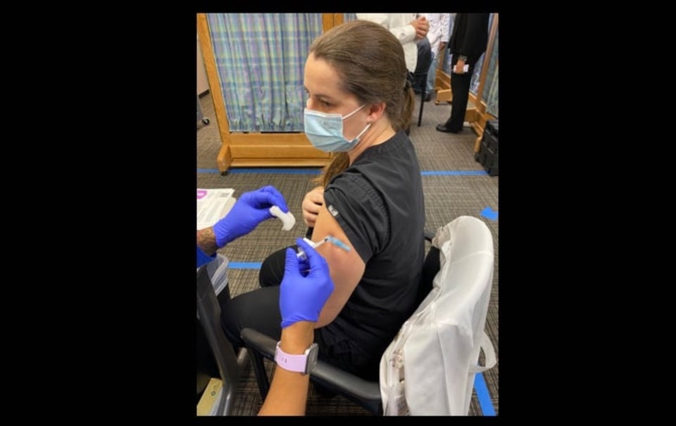 Comienzan a aplicar la vacuna de la esperanza contra el coronavirus en Texas