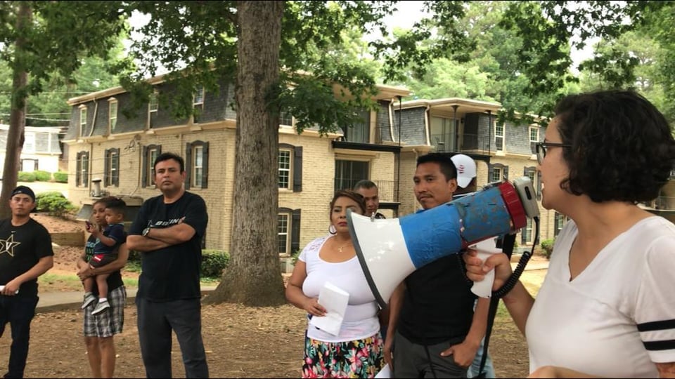 Decenas de vecinos se unen para protestar contra complejo de apartamentos en Brookhaven
