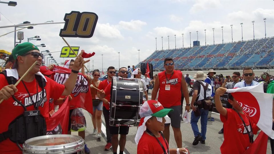 Daniel’s amigos armó la fiesta en el Chicagoland Speedway