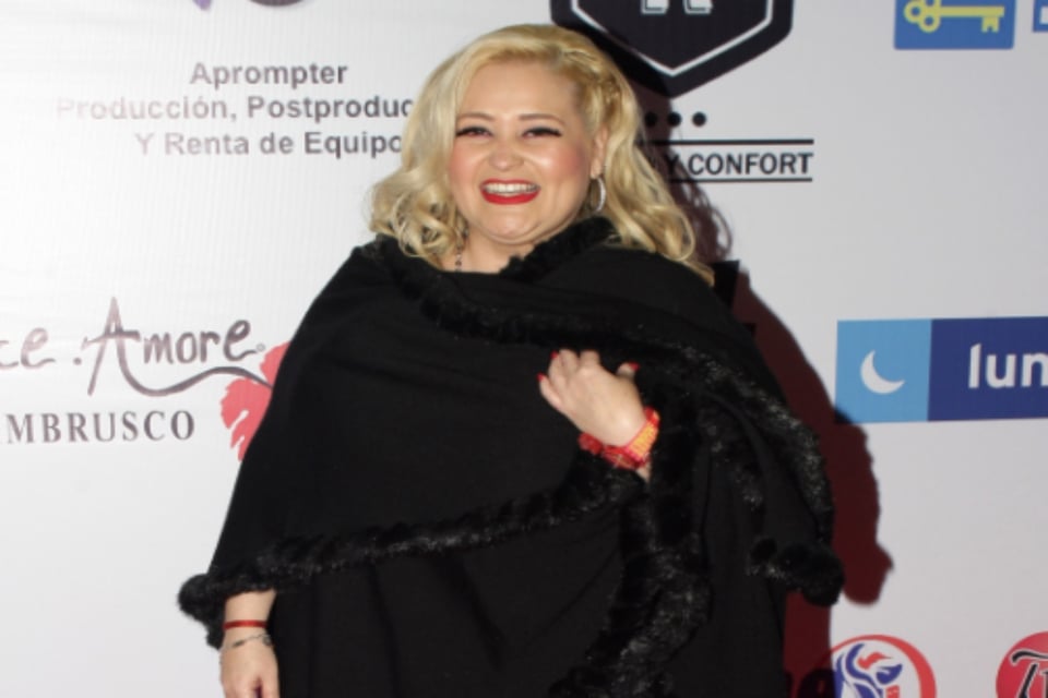 La cantante Sheyla presume que perdió 50 kilos y lo muestra en una imagen con vestido rojo (FOTO)