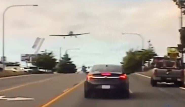¡Sorprendente! Avioneta aterriza de emergencia en plena carretera en Washington (VIDEO)