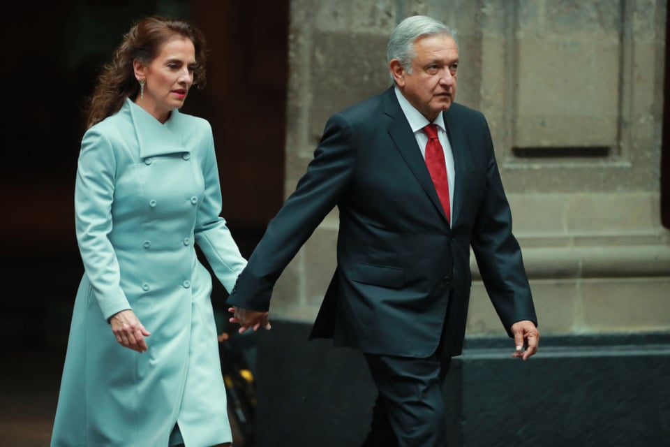 Tras asegurarse que gastó 1900 dólares, esposa de AMLO revela el costo real de su polémica blusa de Navidad