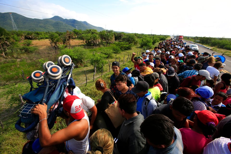 Mexicanos ayudan a migrantes de la caravana en su travesía a EE.UU.