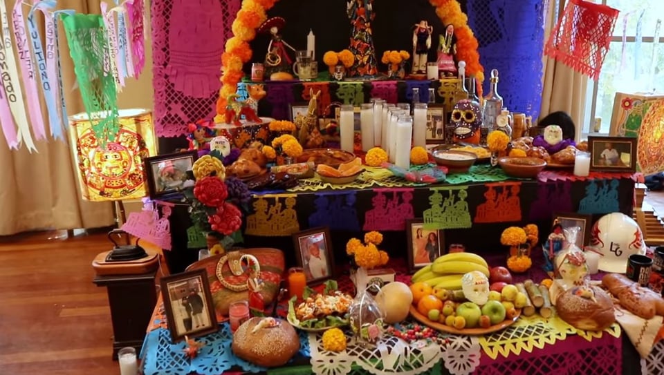Latinos en Atlanta celebran el Día de Muertos "a la mexicana"