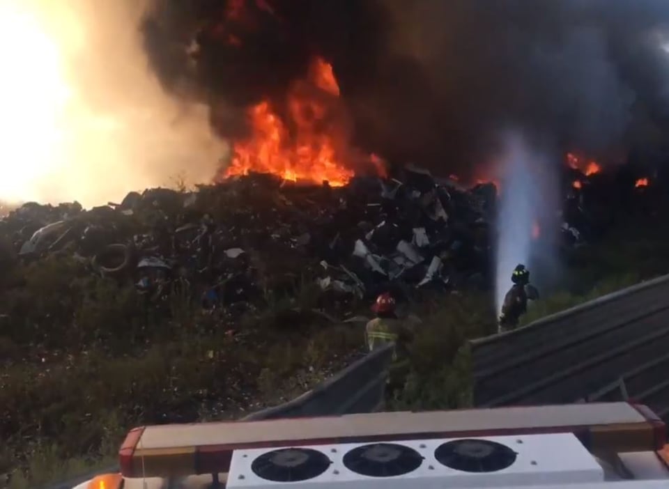 Reportan gran incendio en depósito de chatarra en Atlanta (FOTOS Y VIDEOS)