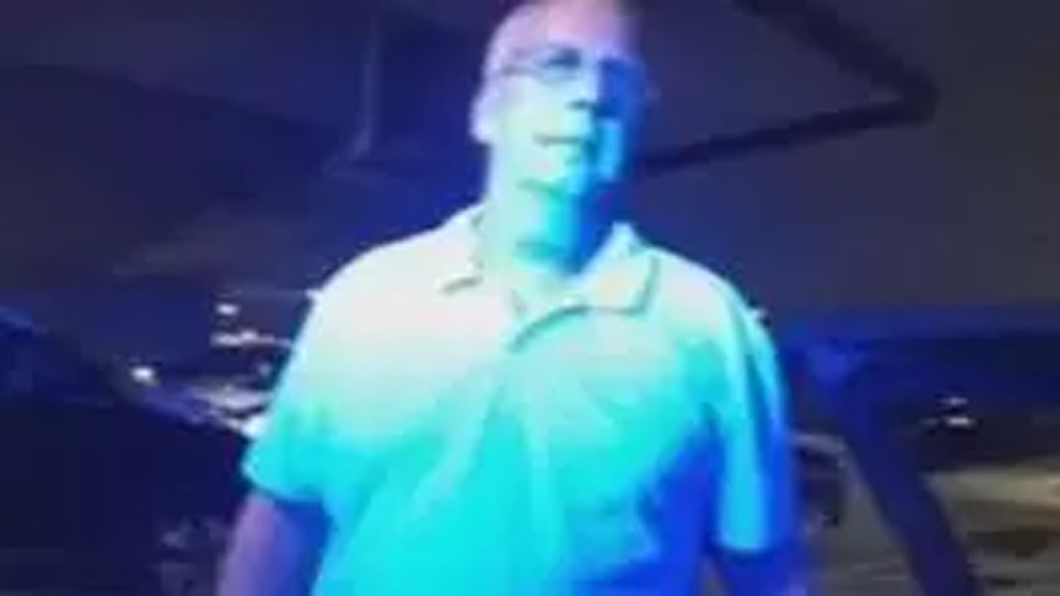 Hombre golpea a una persona dos veces con su automóvil al pelear por un lugar de estacionamiento