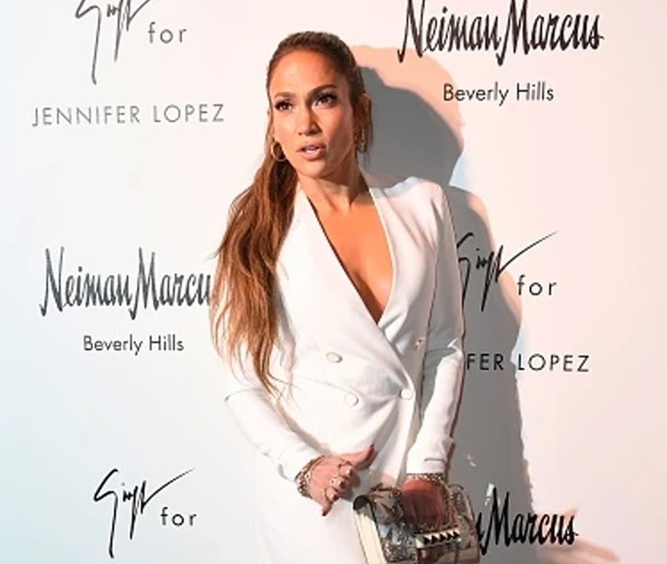 Jennifer López posa con ardiente vestido con transparencias y las redes explotan