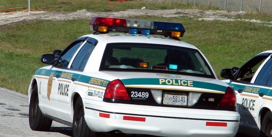 Hijo adoptivo de maestra de Florida acusado de su asesinato
