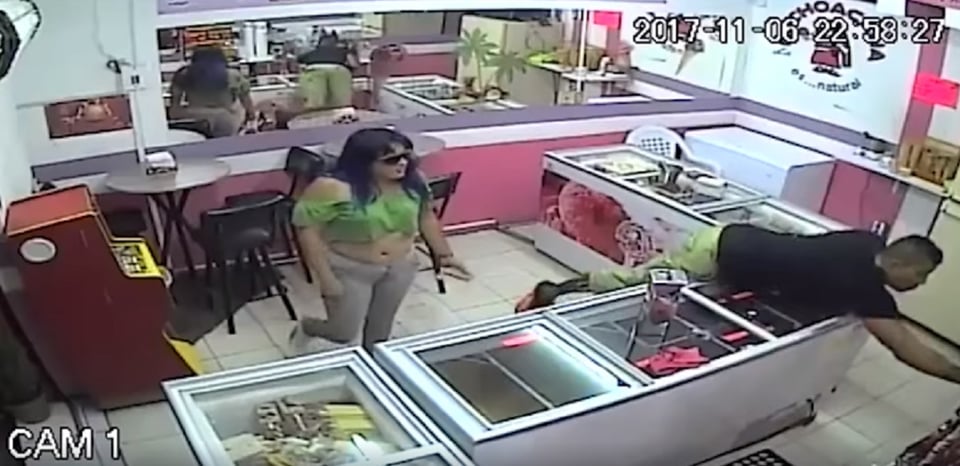 Pareja mexicana compró paletas a La Michoacana para robar teléfono móvil (Video)
