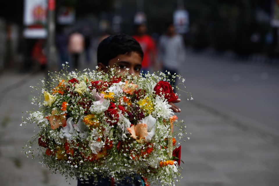 Tras vender flores en Los Ángeles, niño migrante recibe cheque de 40,000 dólares
