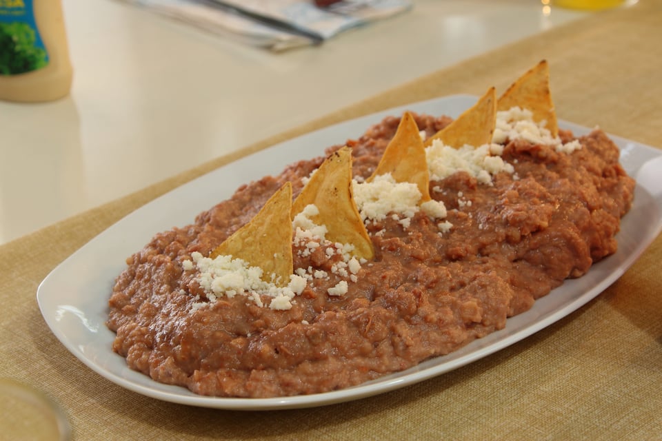 Hondureña se queja de frijoles que le dieron mexicanos para comer (VIDEO)