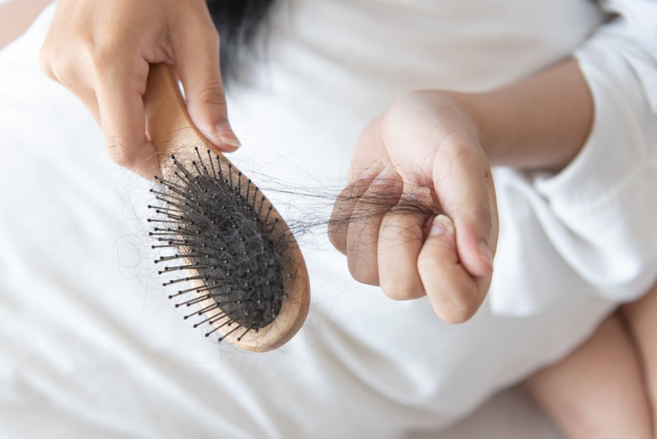 Trucos para prevenir la caída del cabello en invierno (VIDEO)