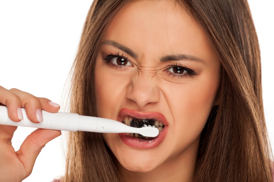 Carbón activado para blanquear los dientes, ¿funciona? (VIDEO) featured image