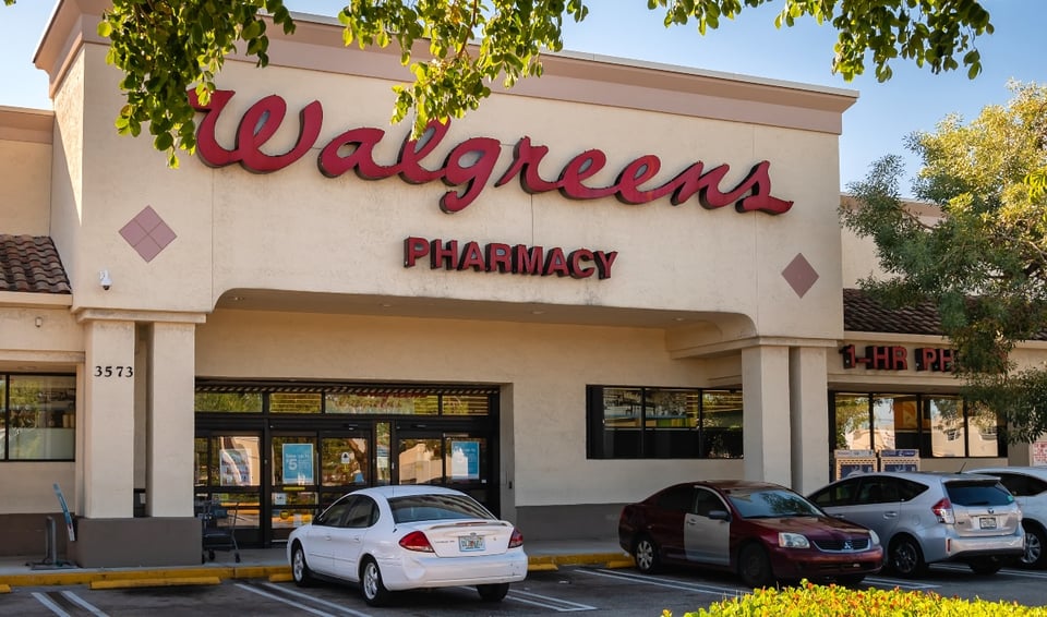 Walgreens contratará a 25,000 personas para aplicar vacuna contra COVID-19