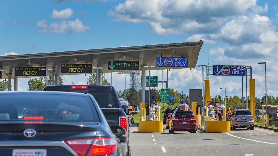 Juez bloquea orden de Trump que prohibía a nuevos residentes legales entrar a EEUU