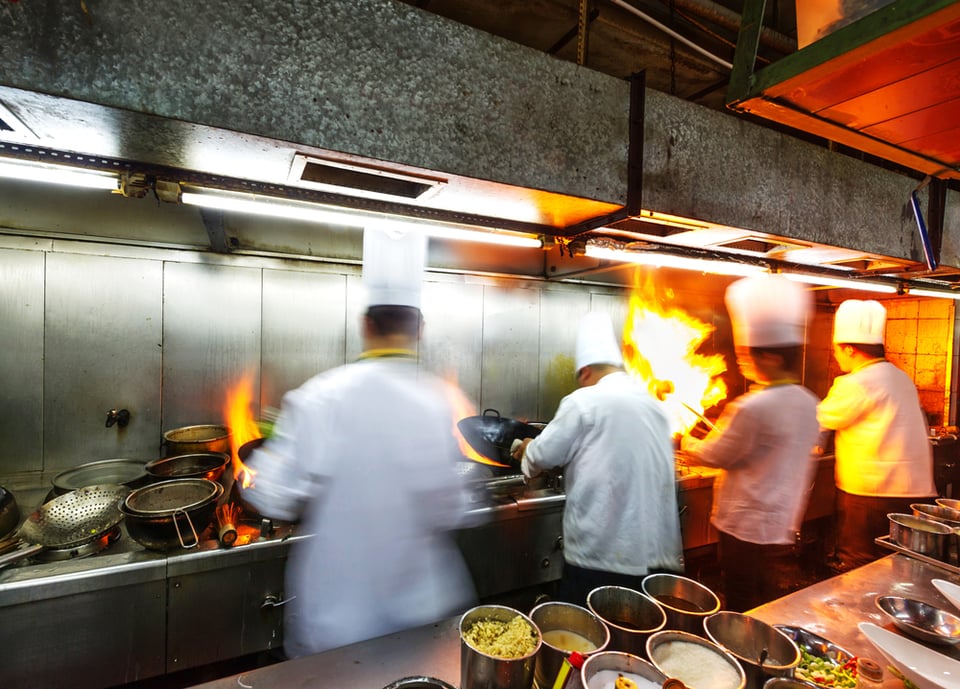 Despiden a cocinera hispana de lujoso restaurante por hablar español