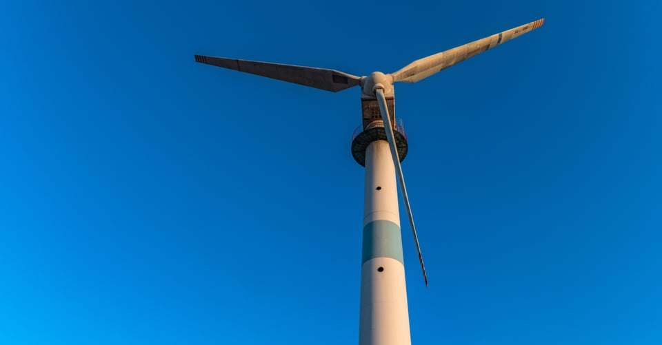 Turbina eólica casera genera electricidad y 100 litros de agua al día