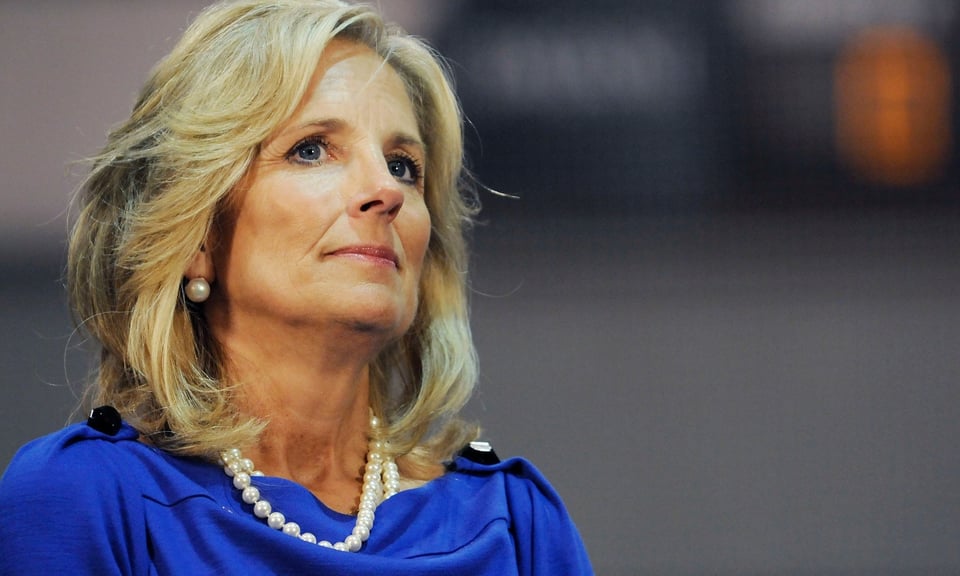 Presentador de televisión llama «analfabeta» a Jill Biden