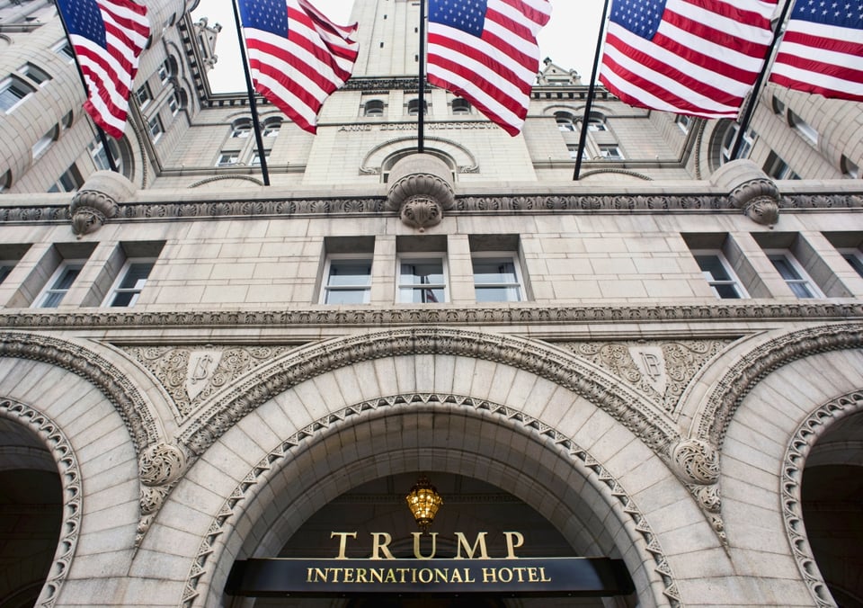 Ayuda económica del gobierno llega mayormente a empresas de Trump según datos de la SBA