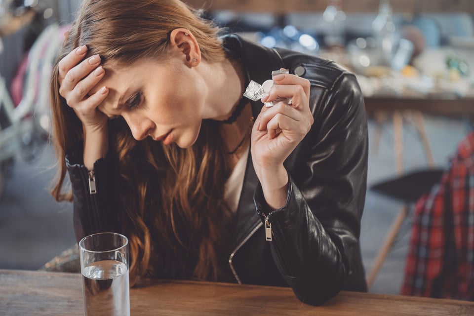 Consejos para ocultar la resaca en el trabajo (VIDEO)