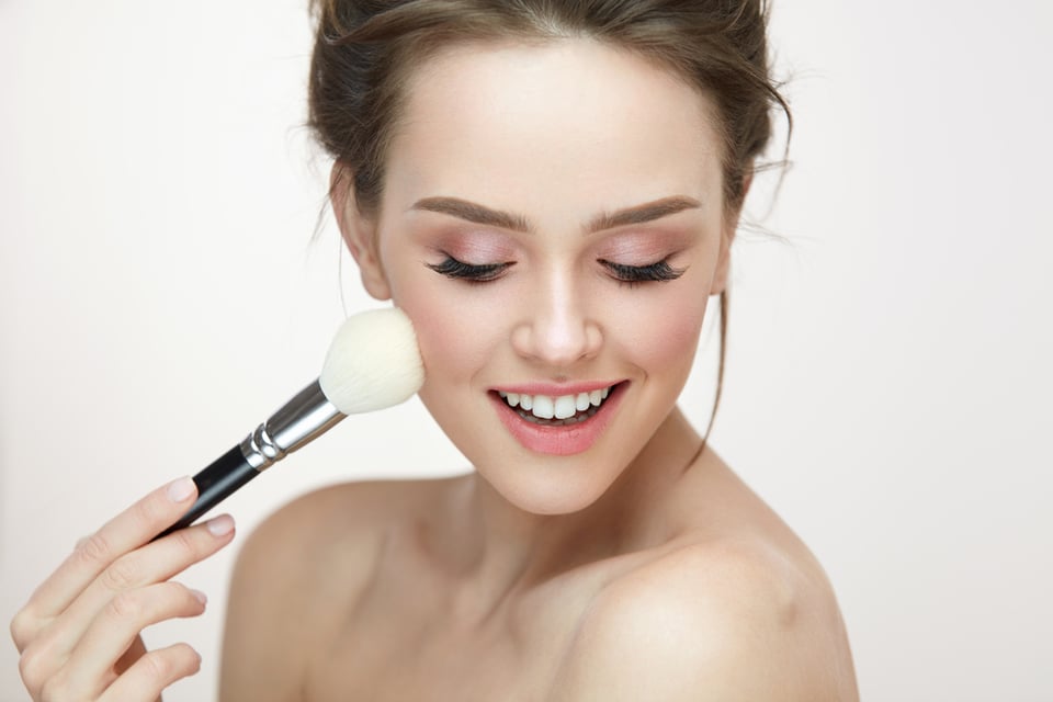 Maquillaje para fiestas en solo cinco minutos (VIDEO)