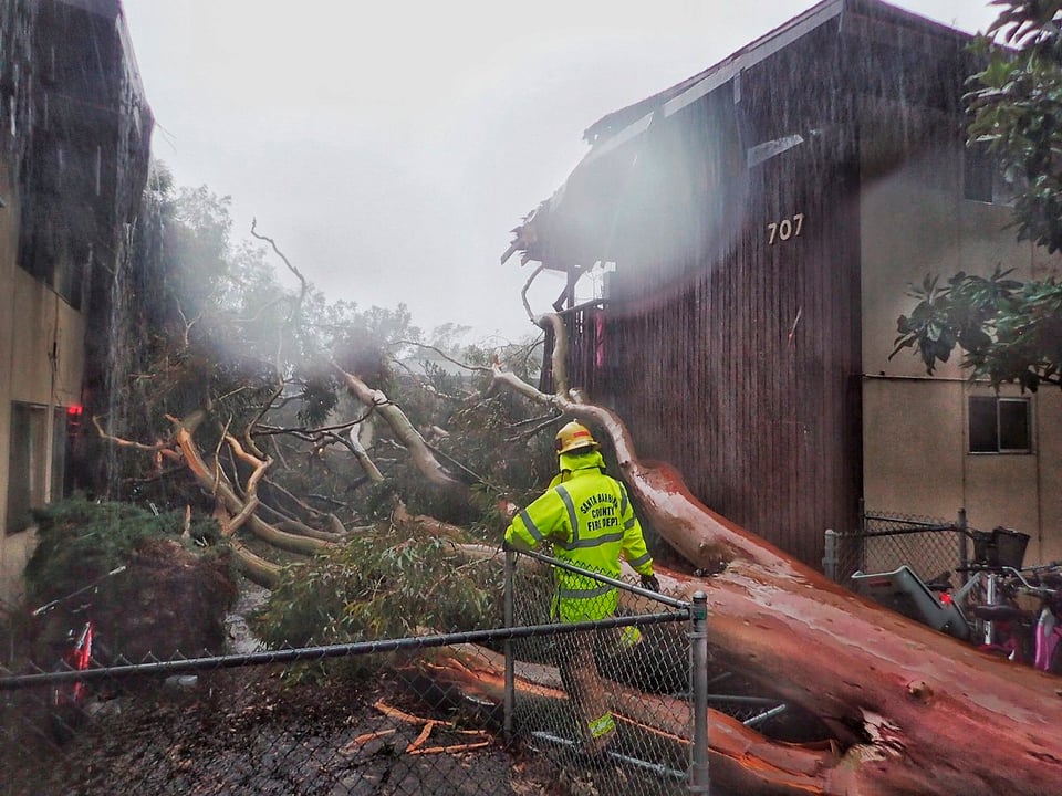 Fuerte tormenta azota California, deja un muerto e inundaciones