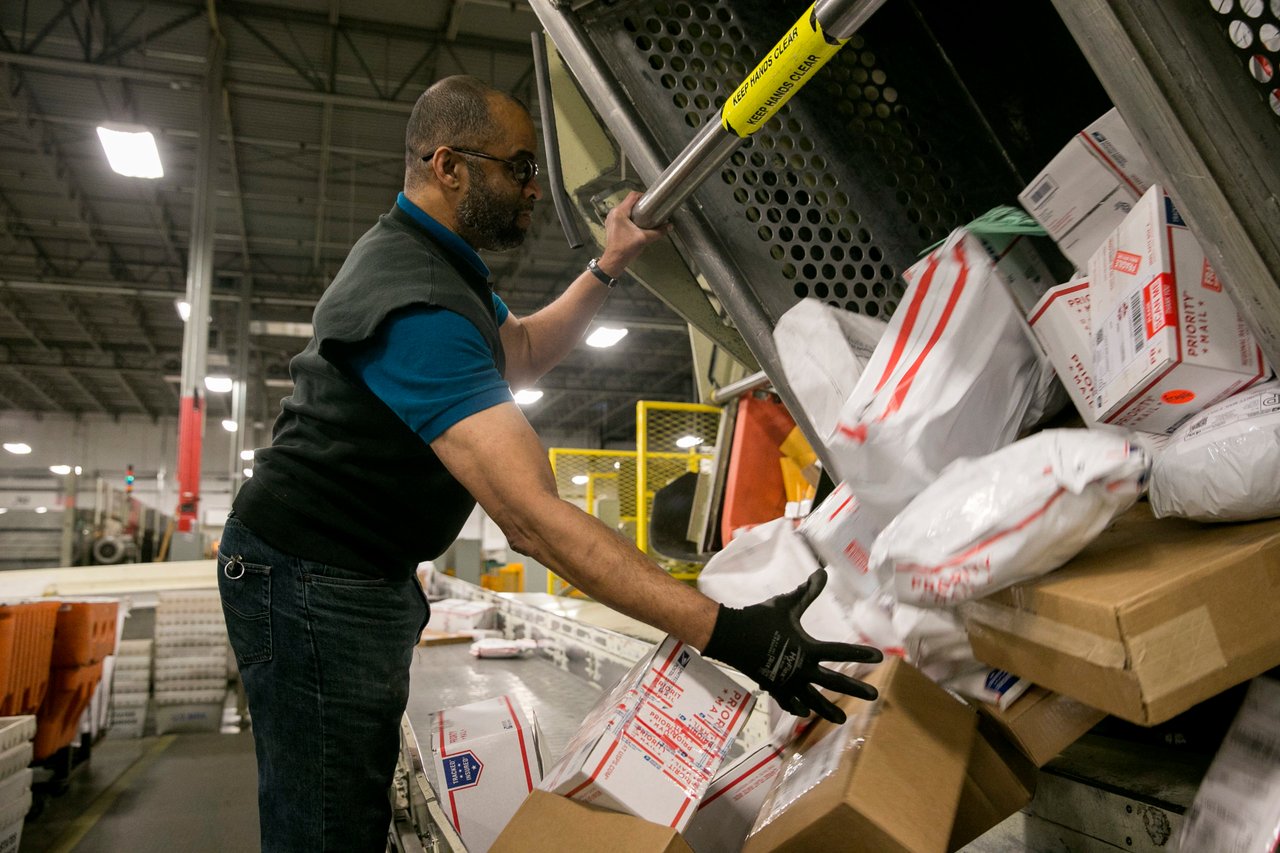 Sin comer y sin poder ir al baño, así es el trabajo de los repartidores de Amazon