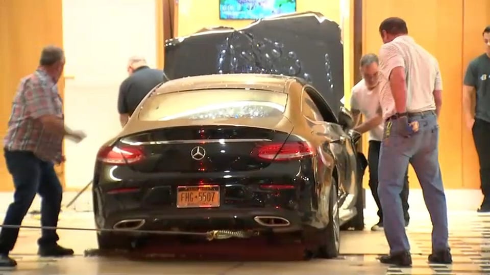 Automóvil se estrelló contra torre Trump en Nueva York