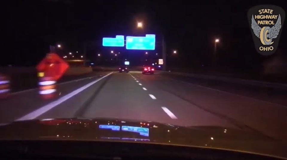 Video policial en Ohio: Sorprendente maniobra de patrulla neutraliza a conductor en plena autopista