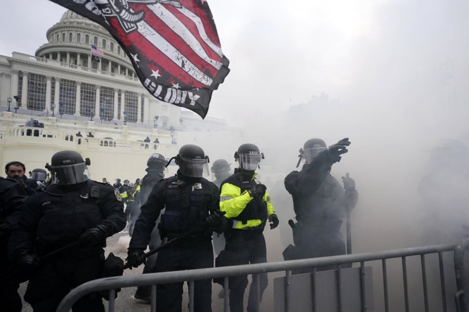 Muere un policía del Capitolio herido durante el asalto al Congreso de EE.UU.