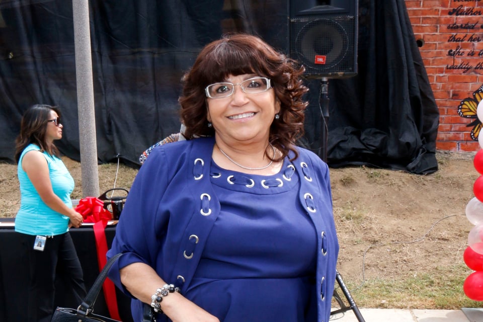 La señora Rosa se lleva una sorpresa en la tumba de Jenni Rivera