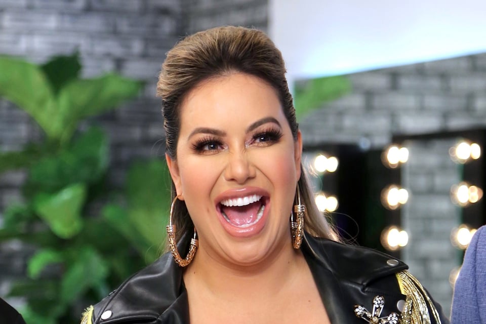 Con nuevo look y entre sus piernas, Chiquis Rivera presenta al «dueño de sus quincenas»