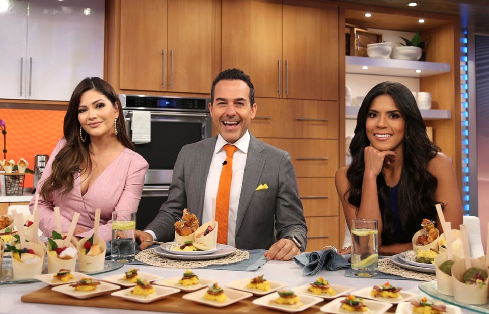 Carlitos Calderón, conductor de Despierta América, presenta a su nueva novia muy acaramelados