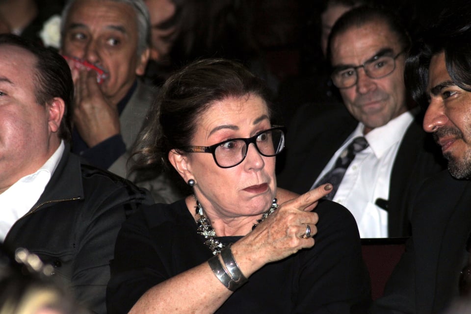 Le dicen a la hermana de Thalía que ya deje descansar en paz a su abuela