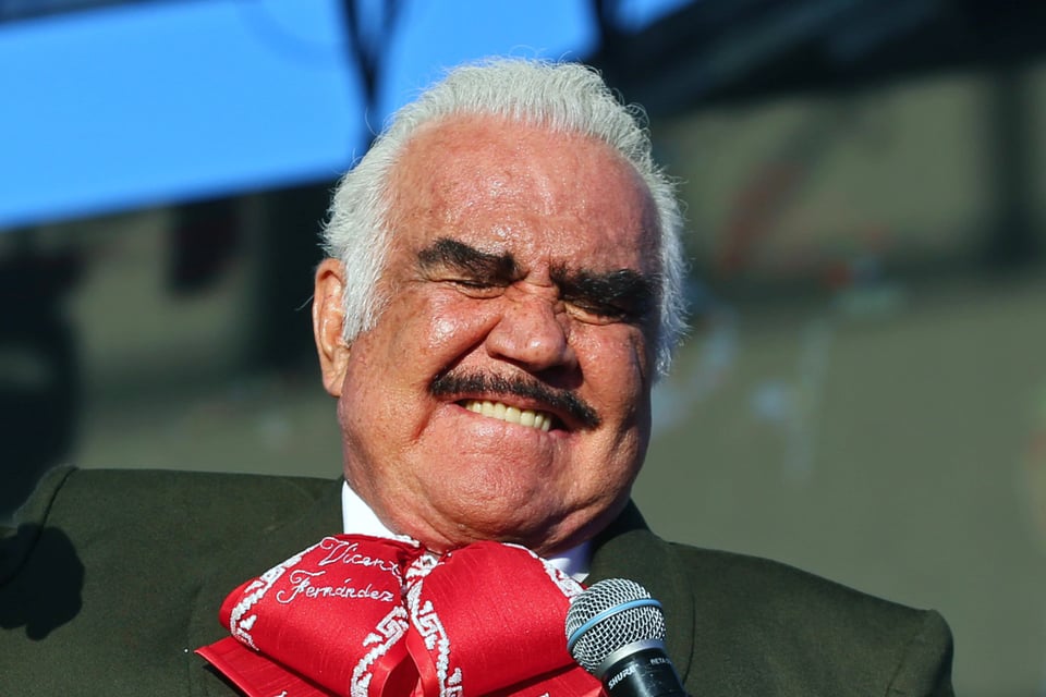 Aparece video de Vicente Fernández tocando el pecho a una joven