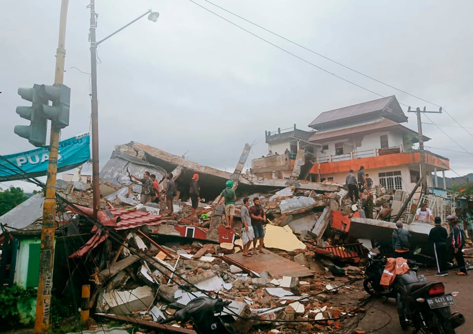 Sube a 42 el número de muertos por fuerte sismo en Indonesia