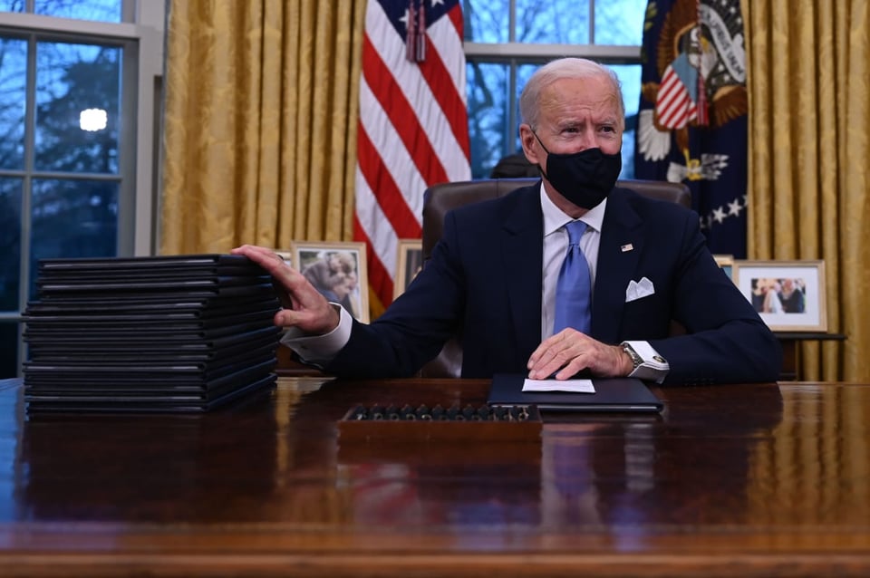 Biden suspende programa de Trump que enviaba a solicitantes de asilo a México