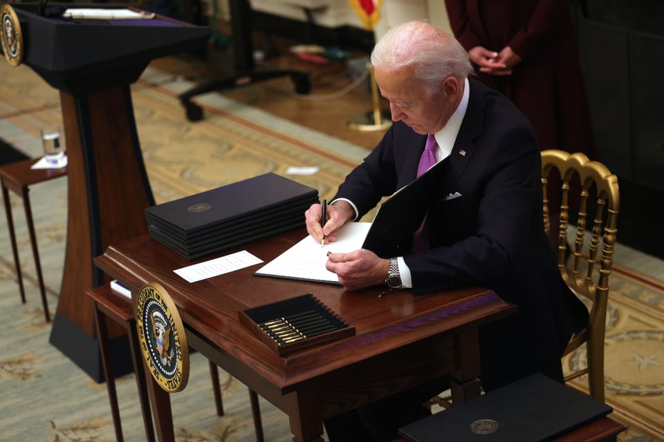 Biden ordena entregar los cheques de $1,200 y de $600 que aún no se mandan