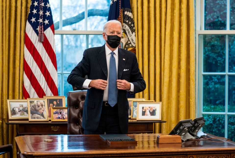Biden despide al polémico médico del expresidente Trump