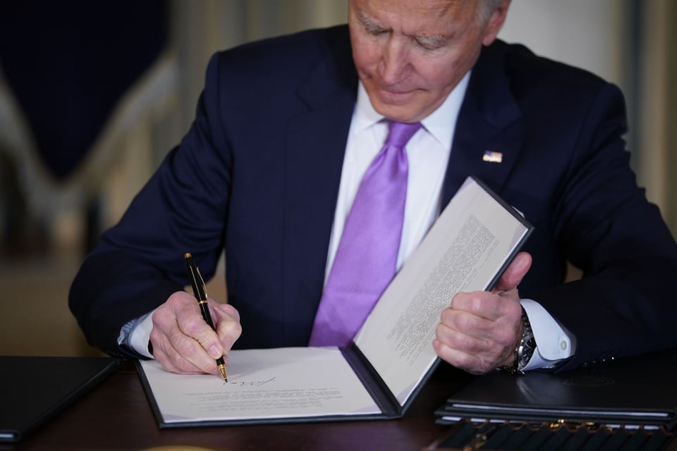Biden firma órdenes para ayudar a latinos ‘desatendidos y abandonados’ (VIDEO)