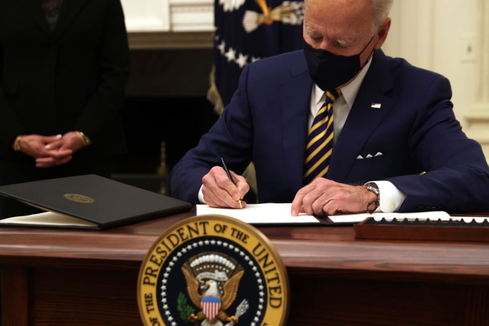 Biden ordena reabrir inscripciones de Obamacare ante coronavirus