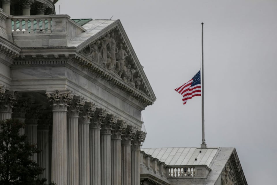 Trump ordena que bandera ondee a media asta por policías caídos en ataque el Capitolio