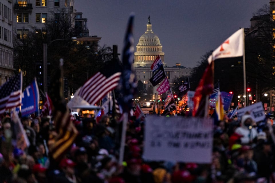 Oficial del Ejército llevó a más de 100 personas a Washington durante ataque del Capitolio
