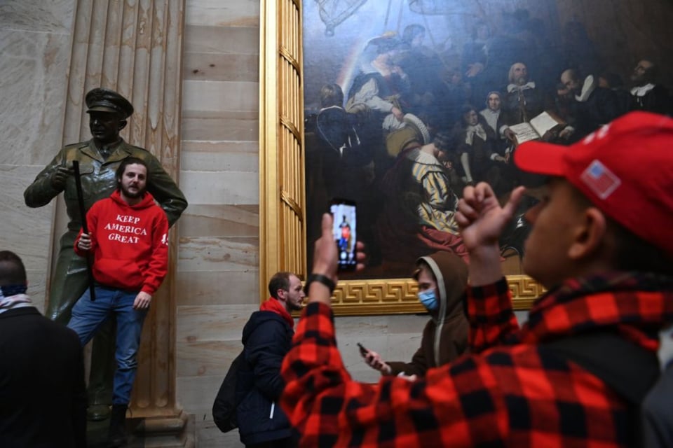 Arrestan a bombero de Florida que irrumpió en el Capitolio con gorra de Trump