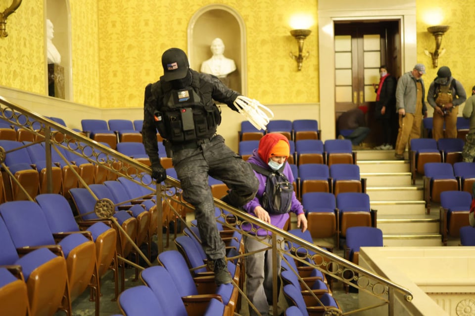 Manifestante vestido con equipo paramilitar presuntamente irrumpió en el Capitolio junto a su madre