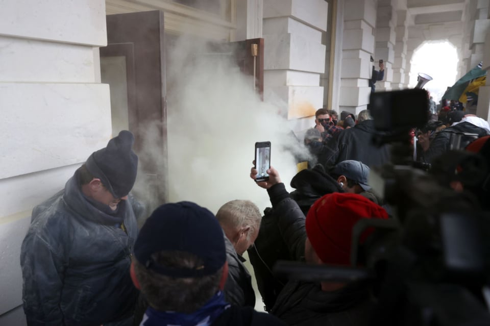 Arrestan a ‘Baked Alaska’ tras transmitir disturbios desde el Capitolio