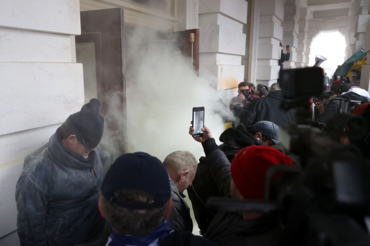 Arrestan a ‘Baked Alaska’ tras transmitir disturbios desde el Capitolio