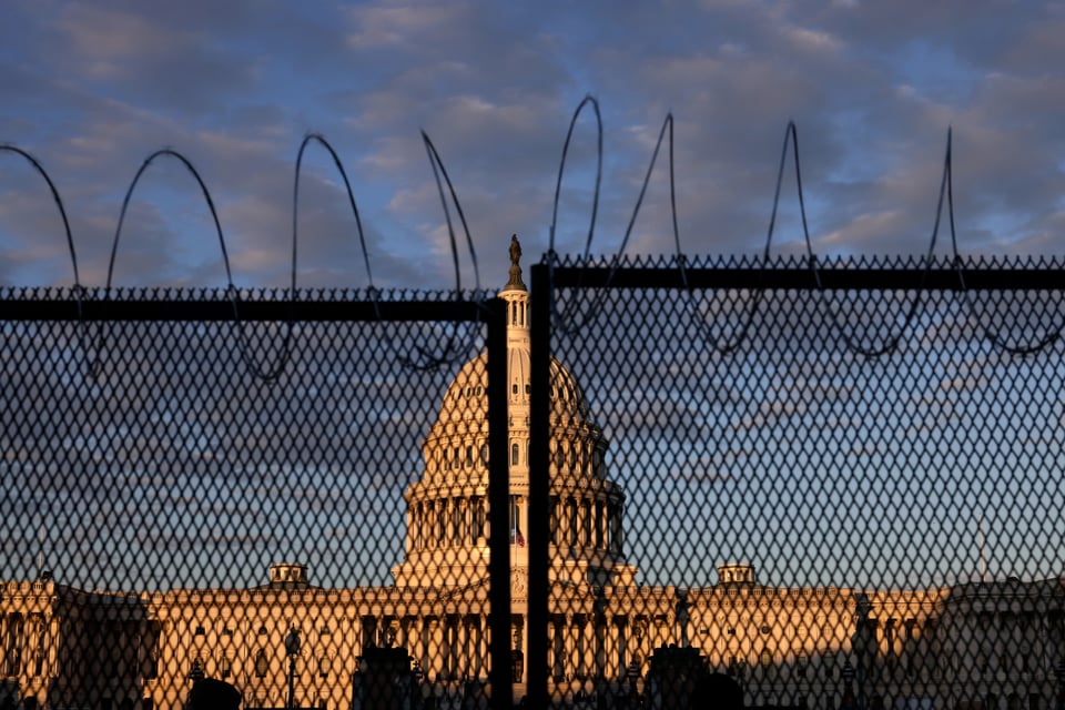 Cámara de Representantes suspende sesión por ‘riesgo de asalto’ en el Capitolio featured image