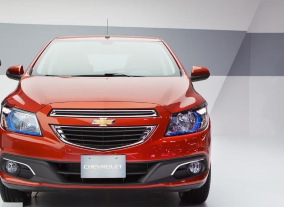 Cayó en su Chevrolet Onix del sexto piso de un edificio y murió súbitamente