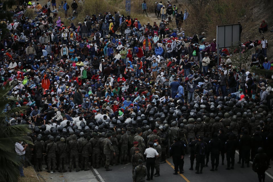 Guatemala reprime con violencia caravana migrante